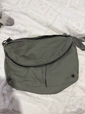 lululemon athletica oversize All Night Festival bag Olive Green Crossbody